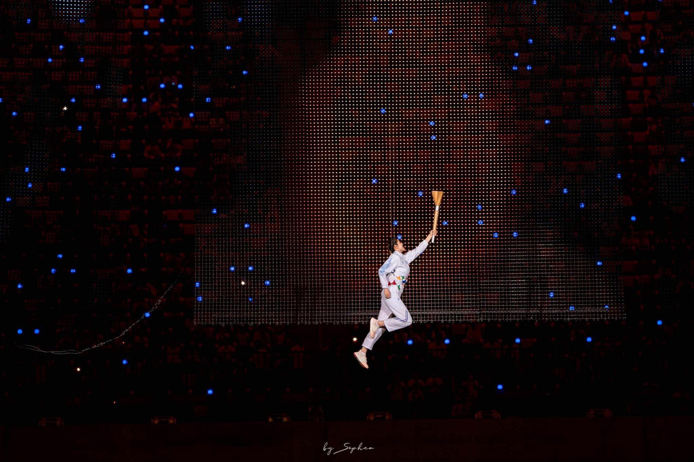 Trong lễ khai mạc SEA Games 32, nhiều người rất ấn tượng với phần trình diễn bay lên đốt đuốc của một nữ vận động viên nước chủ nhà.