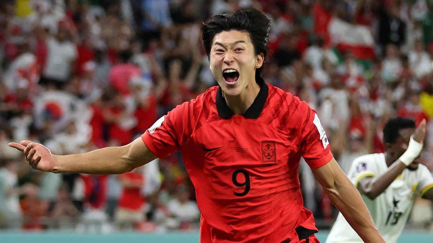 Vì vẻ ngoài đẹp trai, Cho Gue-sung thường được rất nhiều fan nữ xin chụp ảnh cùng sau trận đấu và đây là nguyên nhân khiến anh thường xuyên về trễ.