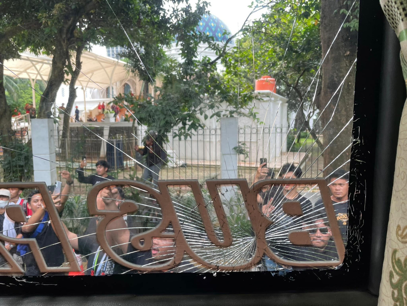 Hình ảnh vị trí kính xe bị ném vỡ nhìn từ bên trong