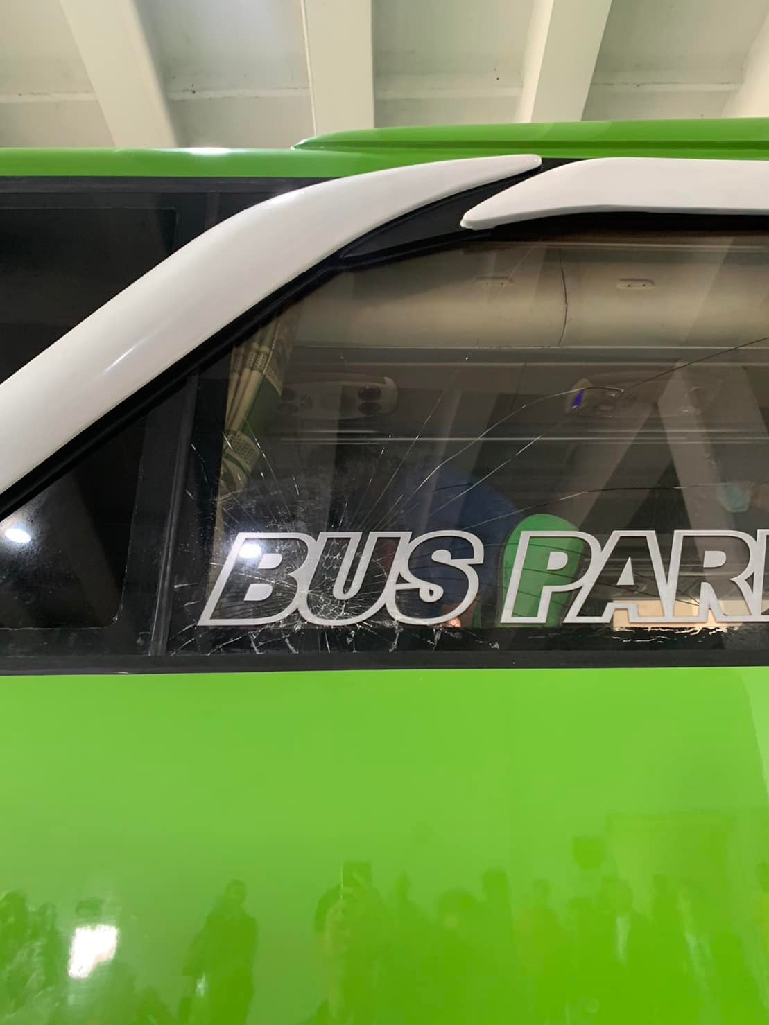 Kính xe bị rạn vỡ một mảng lớn. Rất may kính xe ô tô đều là loại kính chống vỡ làm nhiều mảng nên không ảnh hưởng tới người ngồi trên xe