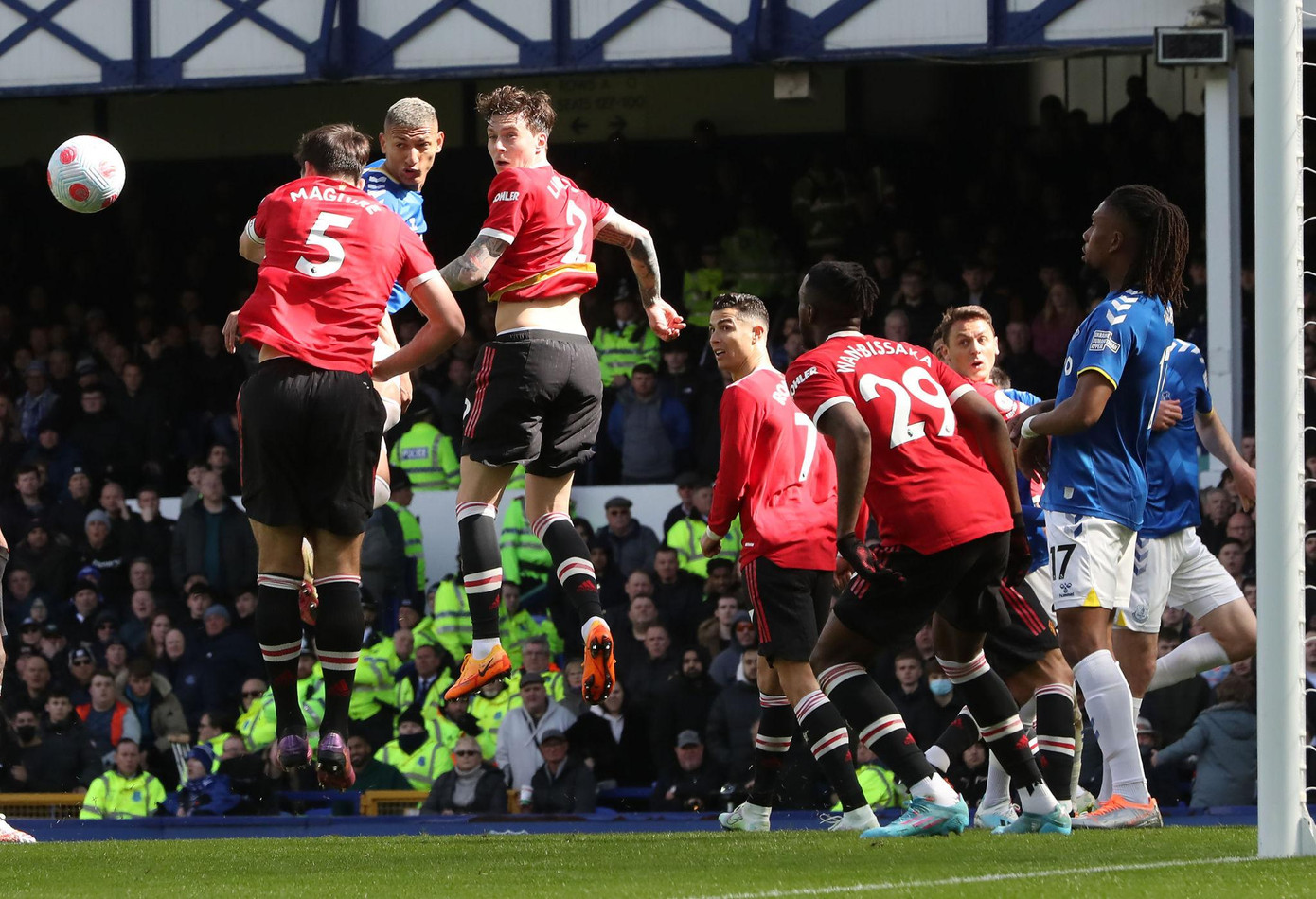 Everton vs MU 1-0: Pickford xuất thần, MU bại trận ảnh 13 Everton vs MU 1-0: Pickford xuất thần, MU bại trận ảnh 13
