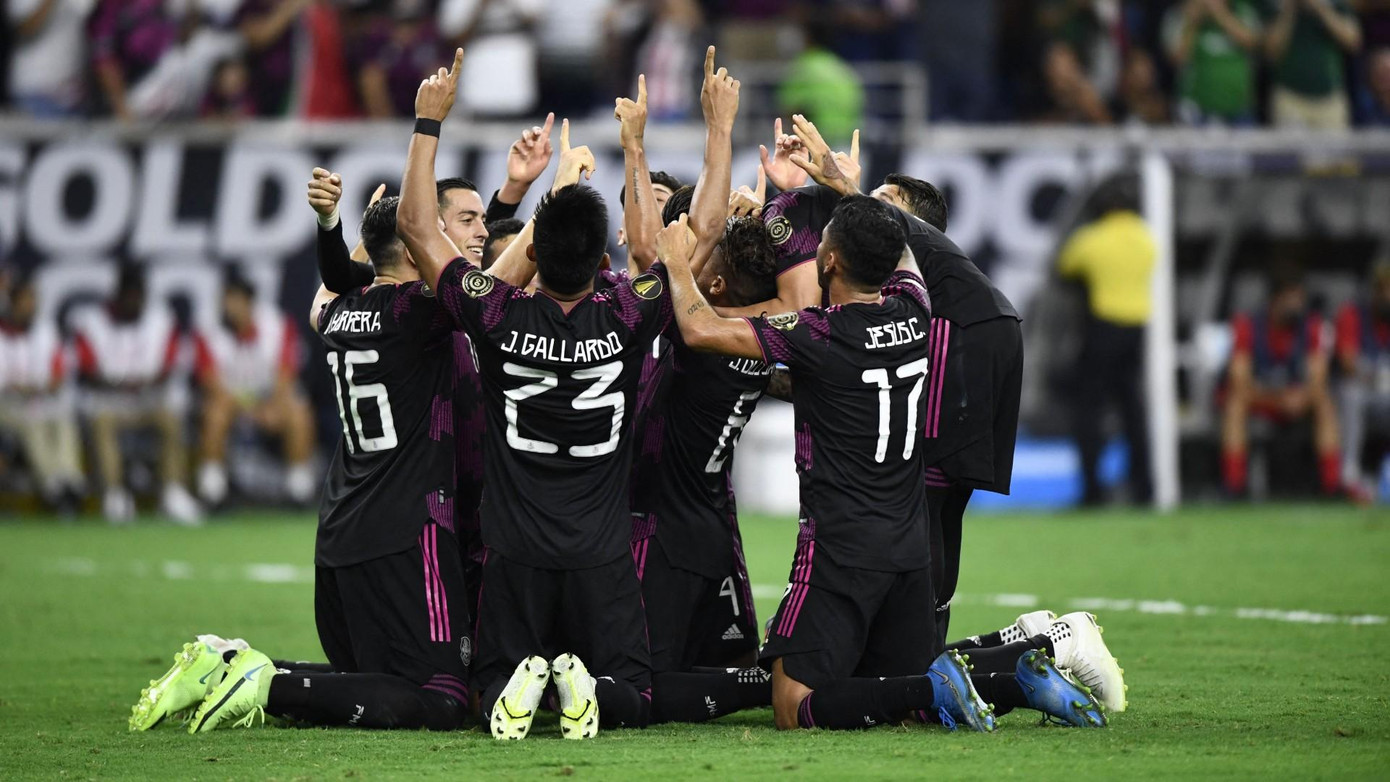 Toàn đội Mexico đã tập trung xung quanh Jonathan và chỉ tay lên trời để tưởng nhớ người cha quá cố của cầu thủ này.