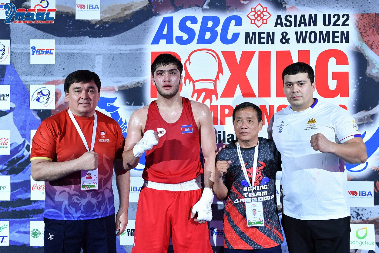 Abdulla Rajapov (áo đỏ, quần đỏ) đại diện cho Campuchia tại giải boxing U22 châu Á. Abdulla Rajapov (áo đỏ, quần đỏ) đại diện cho Campuchia tại giải boxing U22 châu Á.