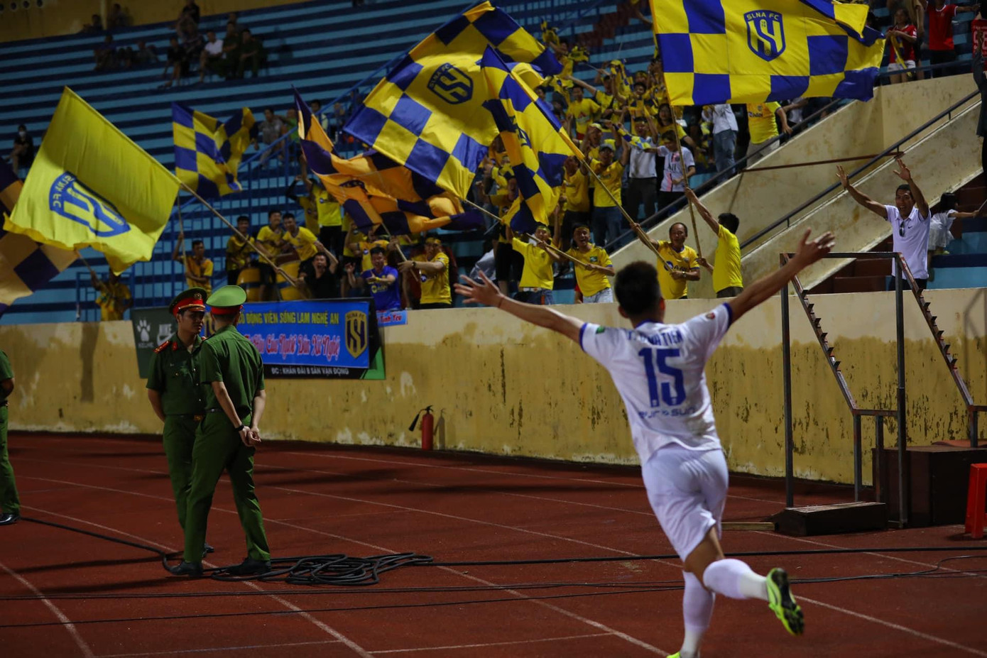 Đình Tiến ăn mừng bàn thắng vào lưới Nam Định.