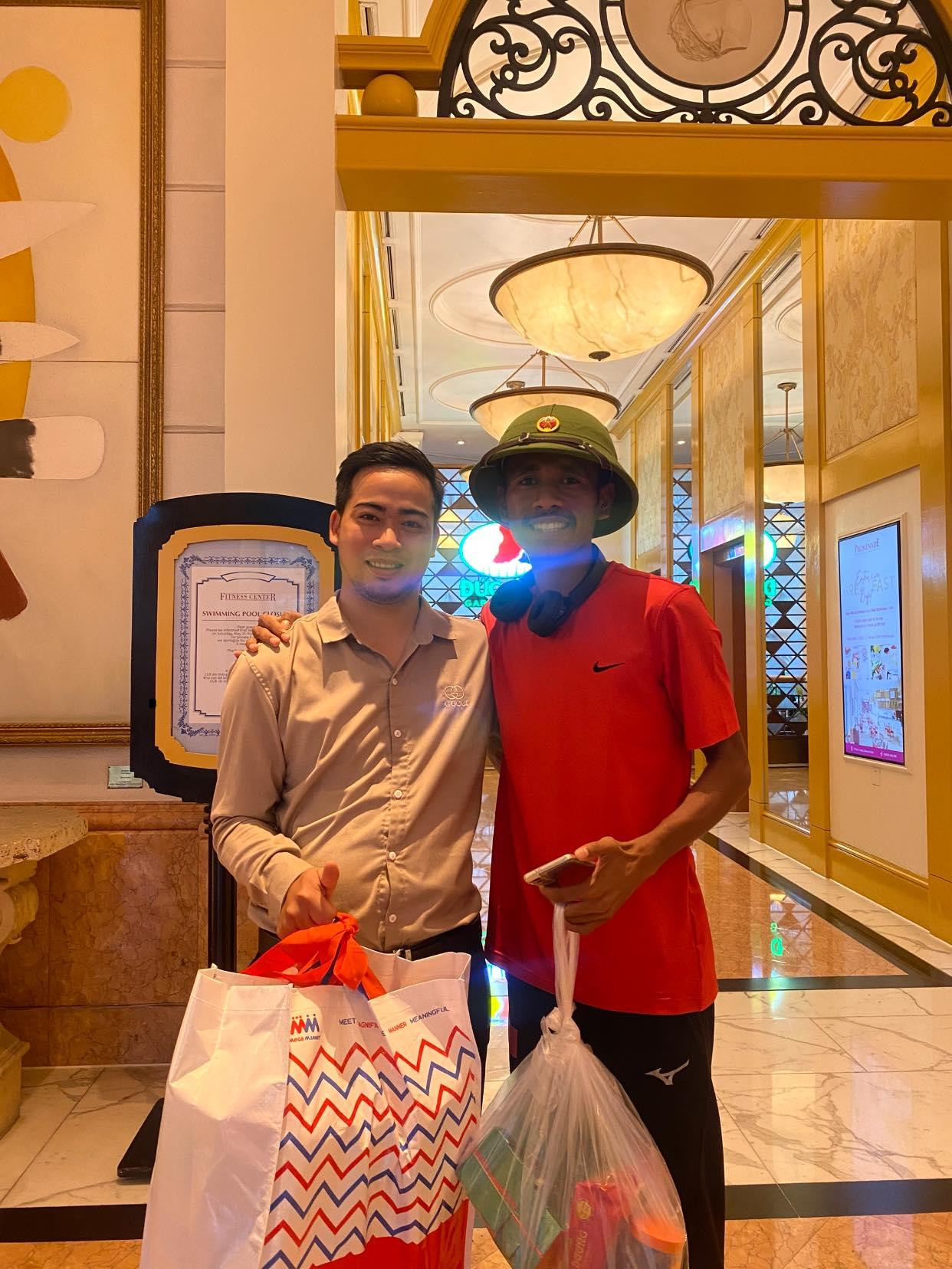 Felisberto và món quà từ người hâm mộ Việt Nam.