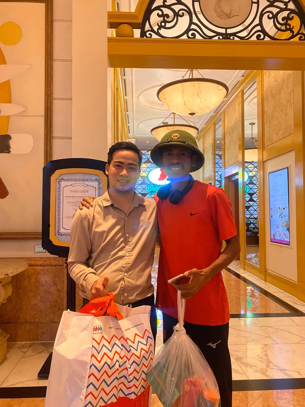 Felisberto và món quà từ người hâm mộ Việt Nam. Felisberto và món quà từ người hâm mộ Việt Nam.