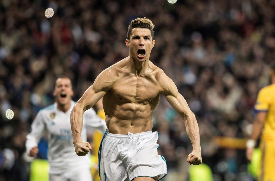 Cơ thể đẹp như một bức tượng của Ronaldo khi thi đấu cho Real Madrid Cơ thể đẹp như một bức tượng của Ronaldo khi thi đấu cho Real Madrid