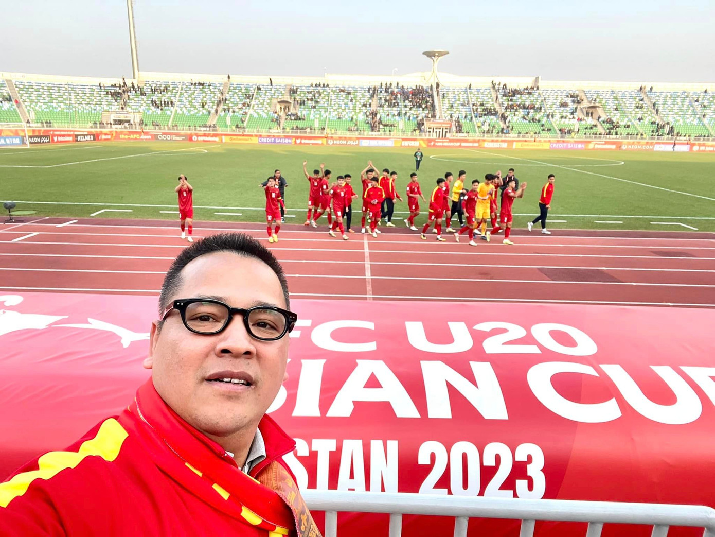 Anh Ngô Thanh Tùng đến tận nơi cổ vũ U20 Việt Nam.