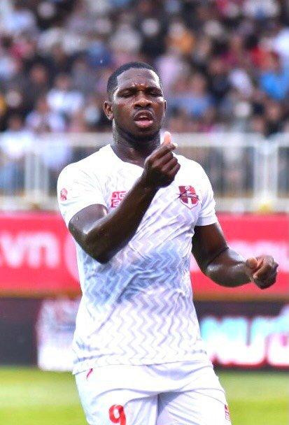 Rimario ăn mừng bàn thắng. Ảnh: Anh Đức