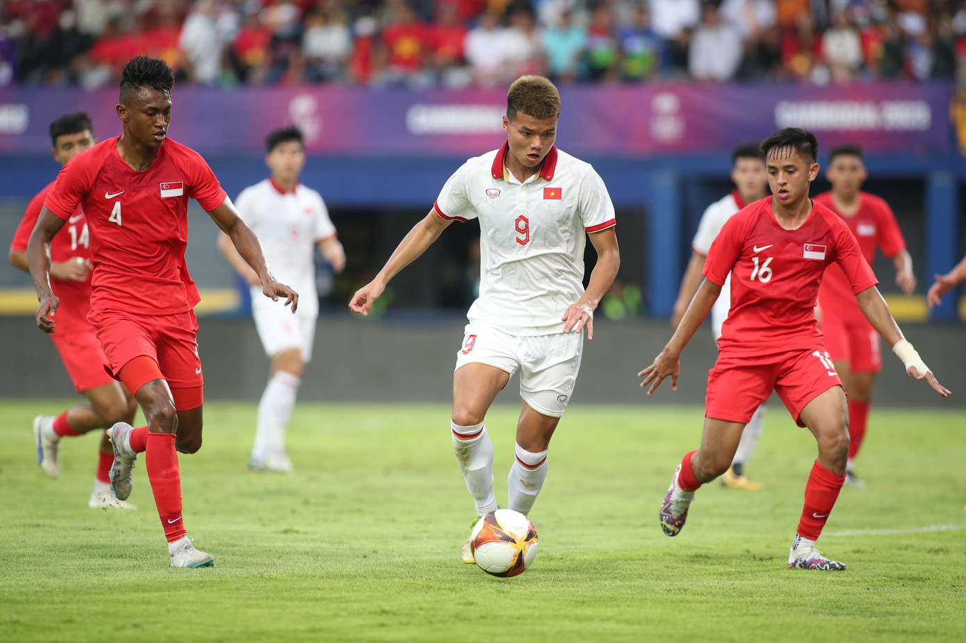 SEA Games 32: U22 Việt Nam tạm dẫn đầu bảng B sau chiến thắng 3-1 trước U22 Singapore ảnh 47