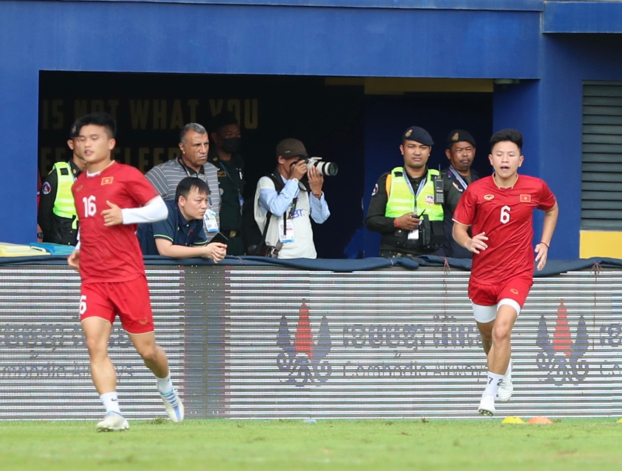 SEA Games 32: U22 Việt Nam tạm dẫn đầu bảng B sau chiến thắng 3-1 trước U22 Singapore ảnh 35
