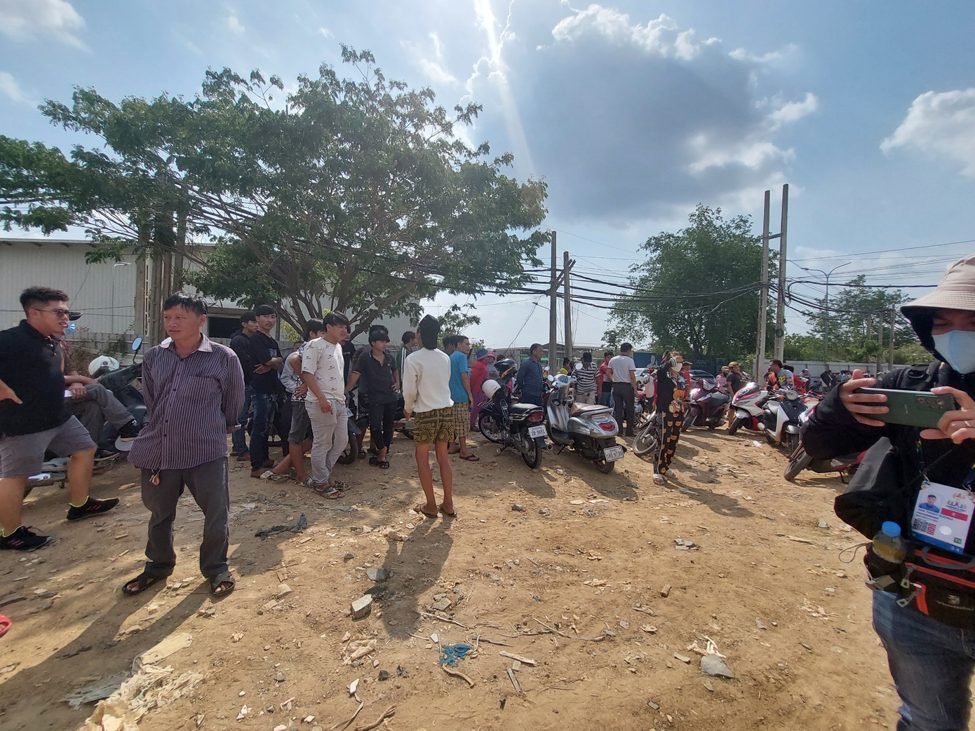 Dưới cái nắng 35 độ C, những người Việt đến sớm vẫn kiên trì chờ đợi giờ vào sân. 14:49