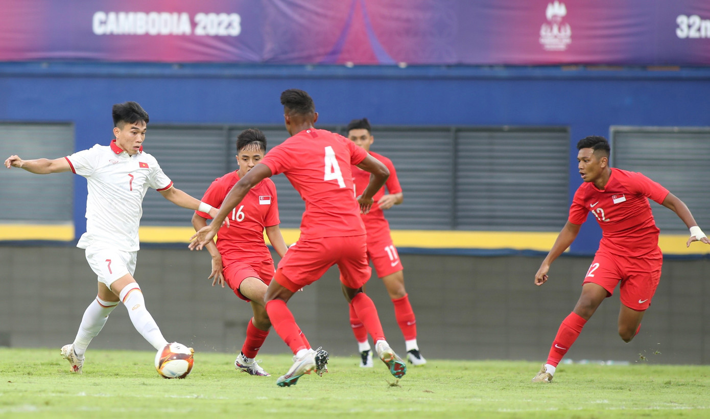 SEA Games 32: U22 Việt Nam tạm dẫn đầu bảng B sau chiến thắng 3-1 trước U22 Singapore ảnh 43
