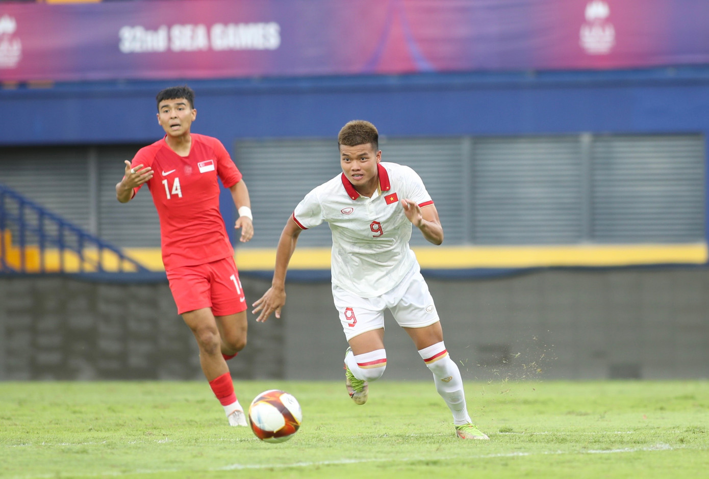 SEA Games 32: U22 Việt Nam tạm dẫn đầu bảng B sau chiến thắng 3-1 trước U22 Singapore ảnh 44