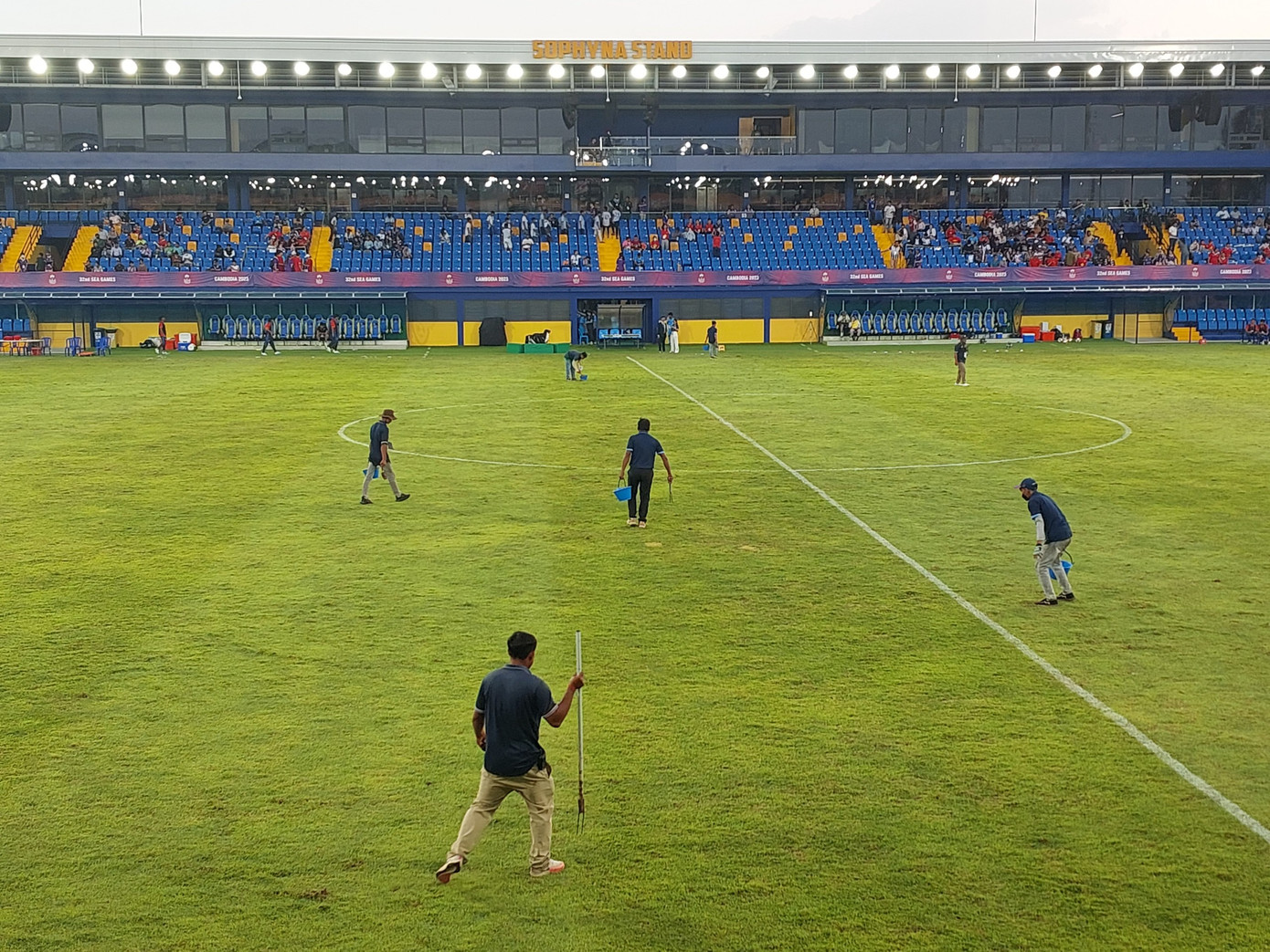 Tranh thủ giờ nghỉ giải lao, các nhân viên sân Prince đi sửa lại mặt cỏ. Trong trận đấu, Đức Phú, Tuấn Tài nhiều lần phải tự đắp lại những mảng cỏ bị bung.