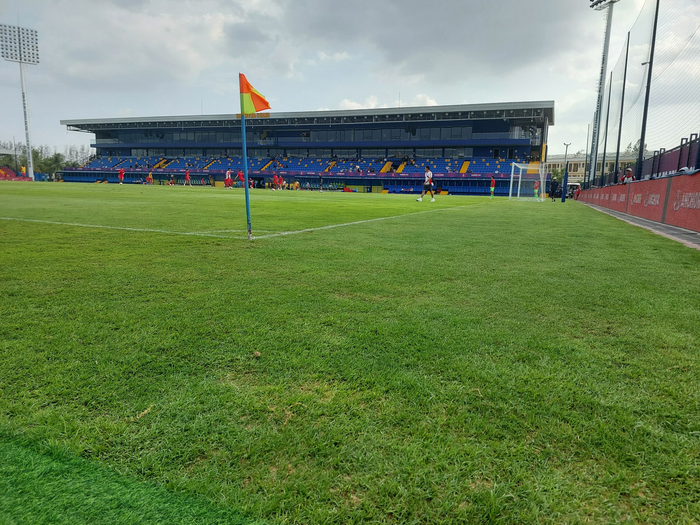 Sân Prince được trồng loại cỏ dày có khả năng chống chọi thời tiết khắc nghiệt. Điều này kết hợp với mặt sân mấp mô không thực sự lý tưởng cho các cầu thủ, nhất là U22 Việt Nam, đội chú trọng kiểm soát bóng.