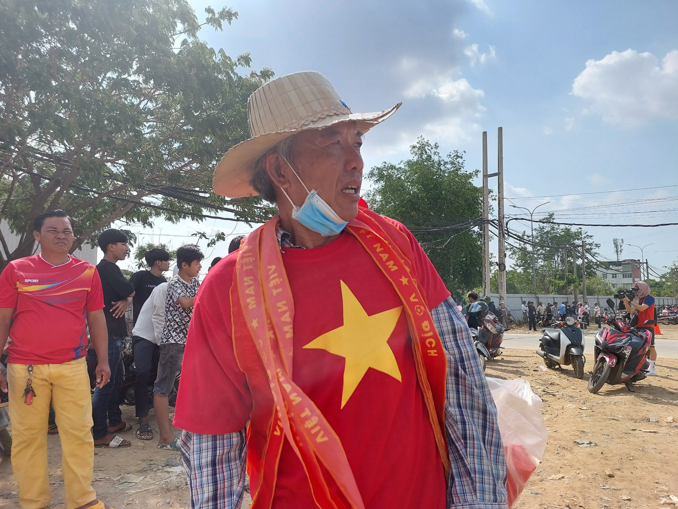 Chú Trần Văn Dũng, người Việt gốc Củ Chi đã sinh sống 32 năm ở Campuchia, đến sân Prince từ lúc 12h trưa để săn tấm vé vào sân.