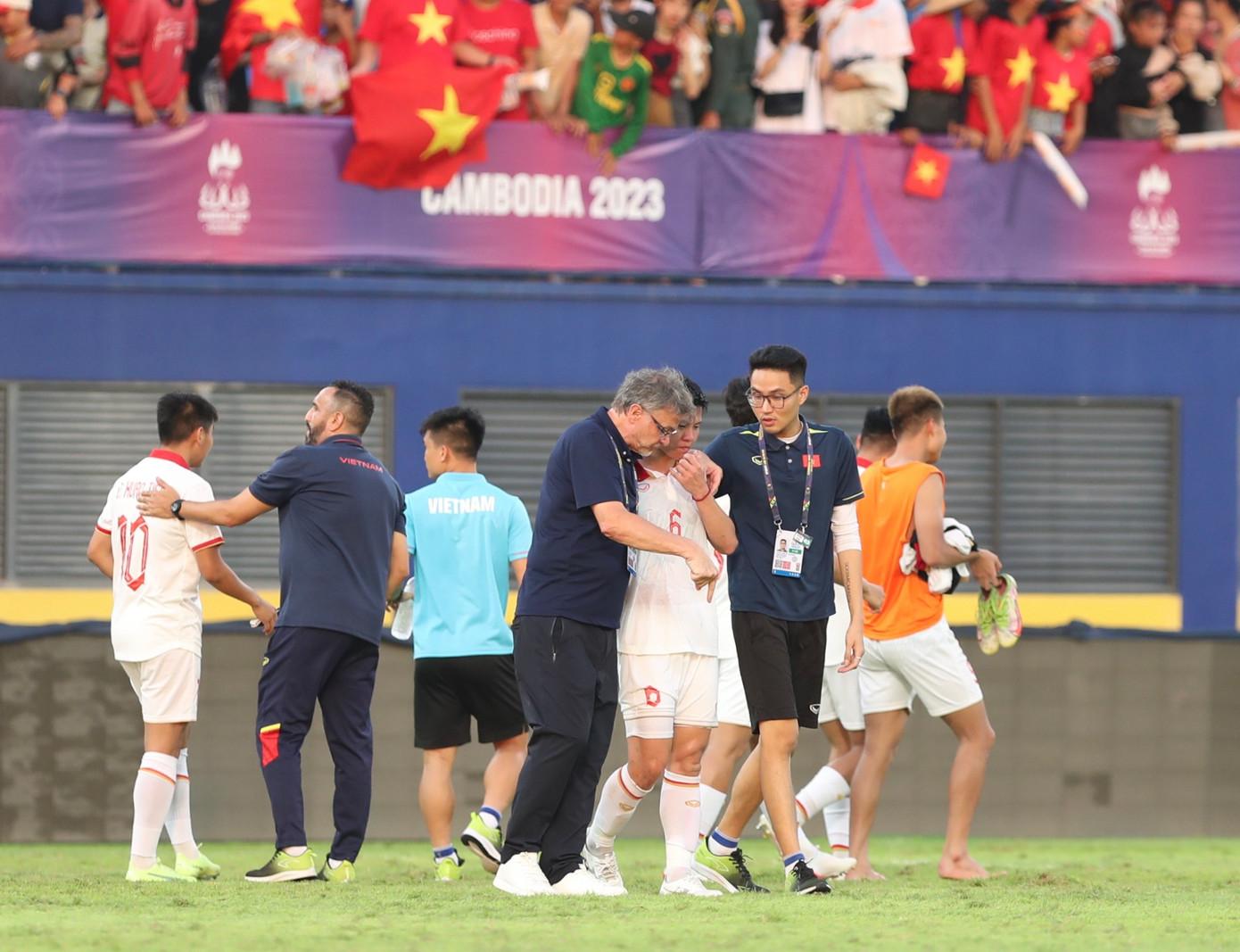 HLV Troussier thể hiện sự gần gũi. Từ trước đến nay, chiến lược gia người Pháp thường có những cử chỉ thân thiết với các học trò như một cách để tăng tính gắn kết. HLV Troussier thể hiện sự gần gũi. Từ trước đến nay, chiến lược gia người Pháp thường có những cử chỉ thân thiết với các học trò như một cách để tăng tính gắn kết.