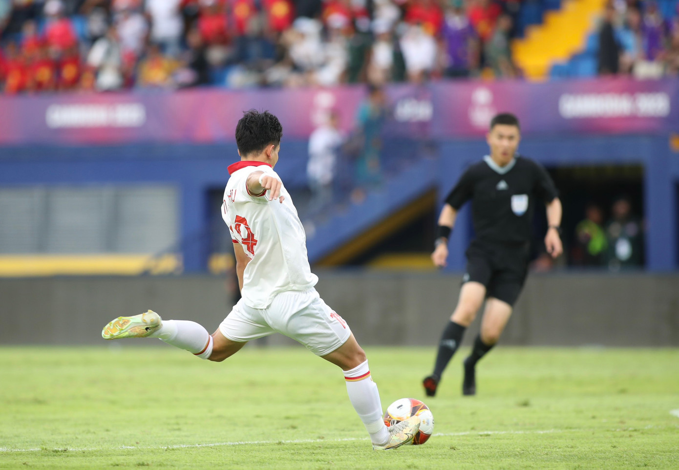 SEA Games 32: U22 Việt Nam tạm dẫn đầu bảng B sau chiến thắng 3-1 trước U22 Singapore ảnh 42