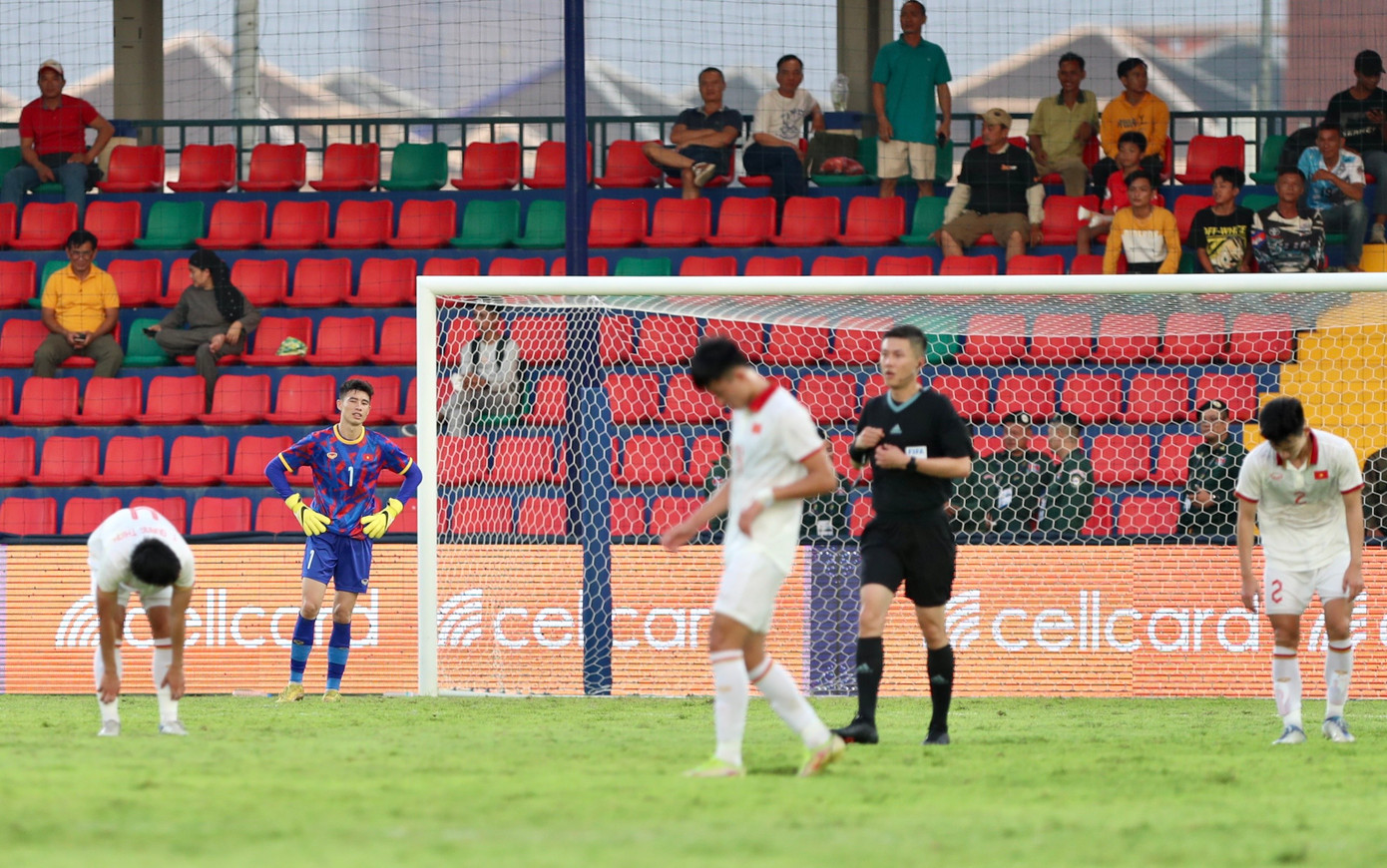Phút bù giờ hiệp 2, pha phá bóng của Vũ Tiến Long vô tình trở thành bàn phản lưới nhà. Điều này cũng khiến thủ môn Văn Chuẩn mất trận đấu giữ sạch lưới. Cầu thủ này tỏ ra rất thất vọng sau pha phản lưới. Phút bù giờ hiệp 2, pha phá bóng của Vũ Tiến Long vô tình trở thành bàn phản lưới nhà. Điều này cũng khiến thủ môn Văn Chuẩn mất trận đấu giữ sạch lưới. Cầu thủ này tỏ ra rất thất vọng sau pha phản lưới.
