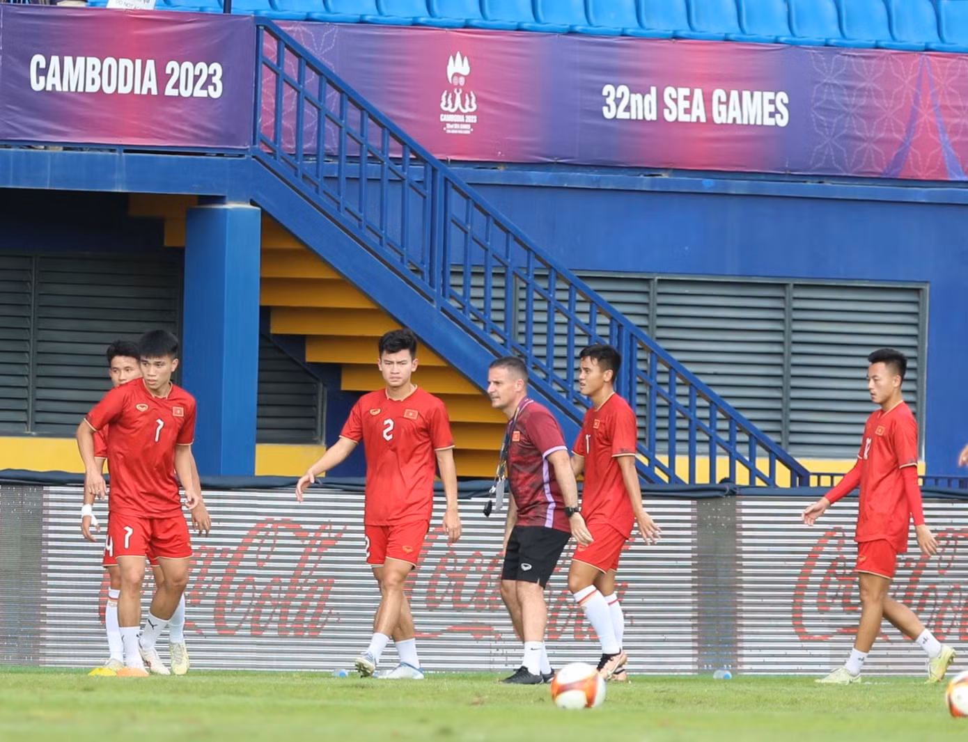 SEA Games 32: U22 Việt Nam tạm dẫn đầu bảng B sau chiến thắng 3-1 trước U22 Singapore ảnh 36
