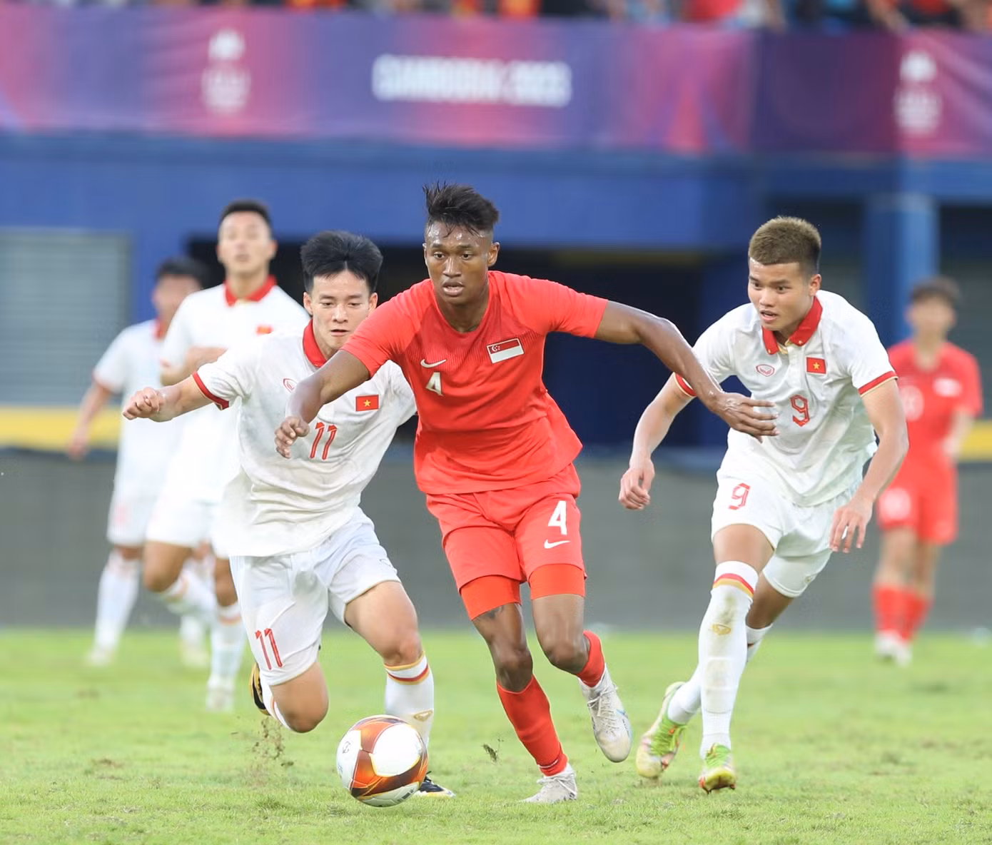 SEA Games 32: U22 Việt Nam tạm dẫn đầu bảng B sau chiến thắng 3-1 trước U22 Singapore ảnh 63