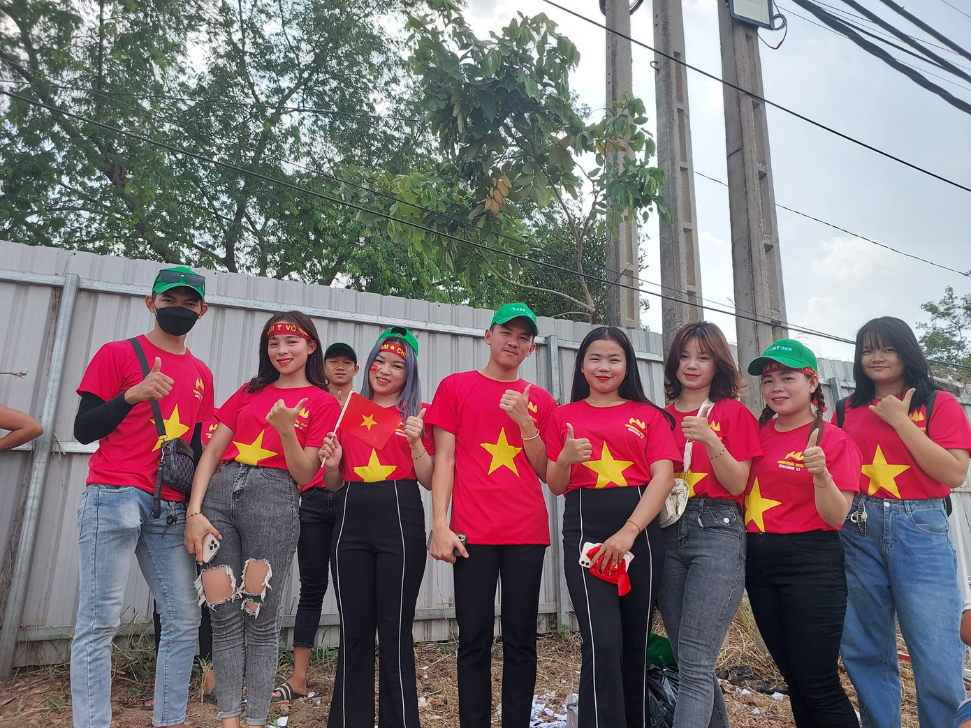 PV báo Tiền Phong gặp lại những bạn trẻ người Việt sinh ra tại Campuchia. Hôm nay nhiều bạn phải đi làm nên đội hình không đông đảo như trận trước.