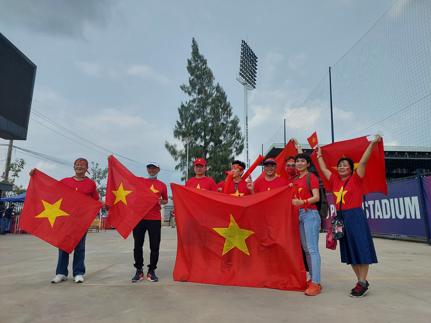 Đoàn CĐV từ TP HCM qua Phnom Penh bằng đường bộ. Họ hy vọng vào một màn trình diễn tốt hơn từ U22 Việt Nam.