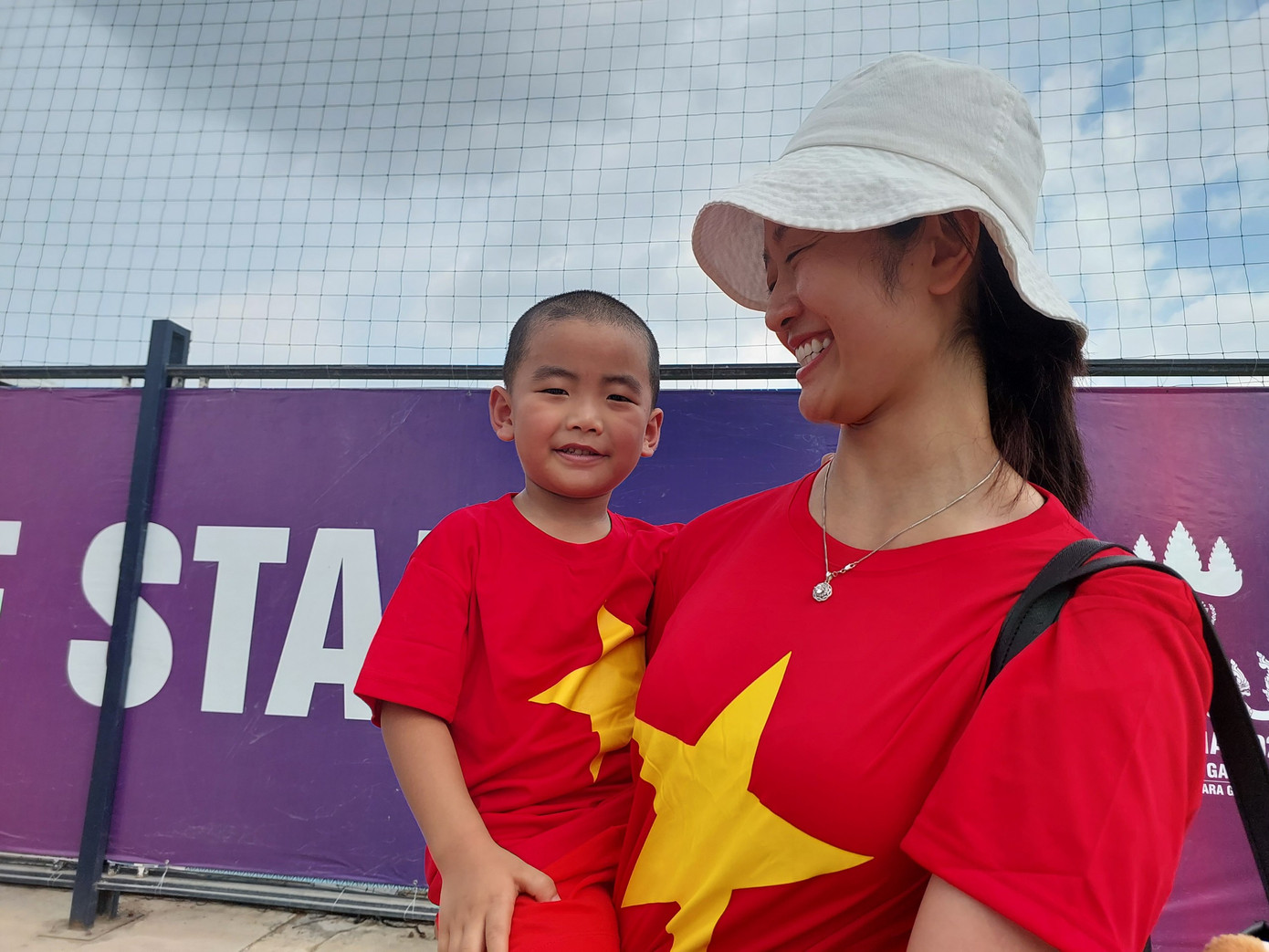 Em bé dễ thương hô vang &quot;Việt Nam vô địch&quot; trên đường vào sân. Chị Nguyễn Thị Oanh cùng gia đình bay từ Hà Nội sang, có mặt ở Campuchia như một cách tận hưởng ngày cuối kỳ nghỉ lễ.