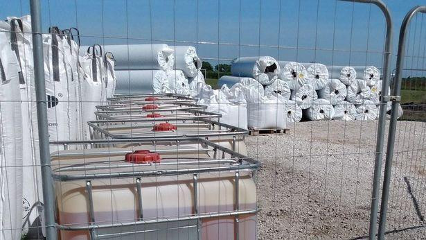 Những tên trộm lấy đi 11 cuộn cỏ nhân tạo trị giá 50.000 bảng. Những tên trộm lấy đi 11 cuộn cỏ nhân tạo trị giá 50.000 bảng.