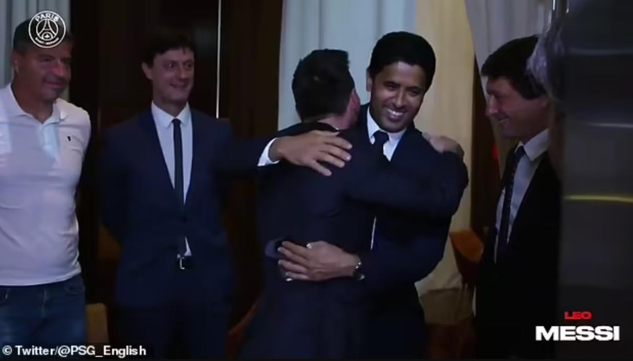 Ngôi sao người Argentina đã gặp chủ tịch Nasser Al-Khelaifi, và giám đốc thể thao Leonardo quan sát từ xa