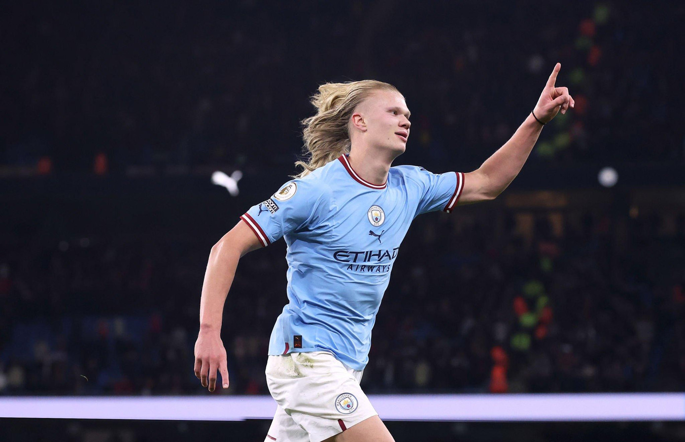 Lạ lẫm với Haaland tóc dài. Lạ lẫm với Haaland tóc dài.