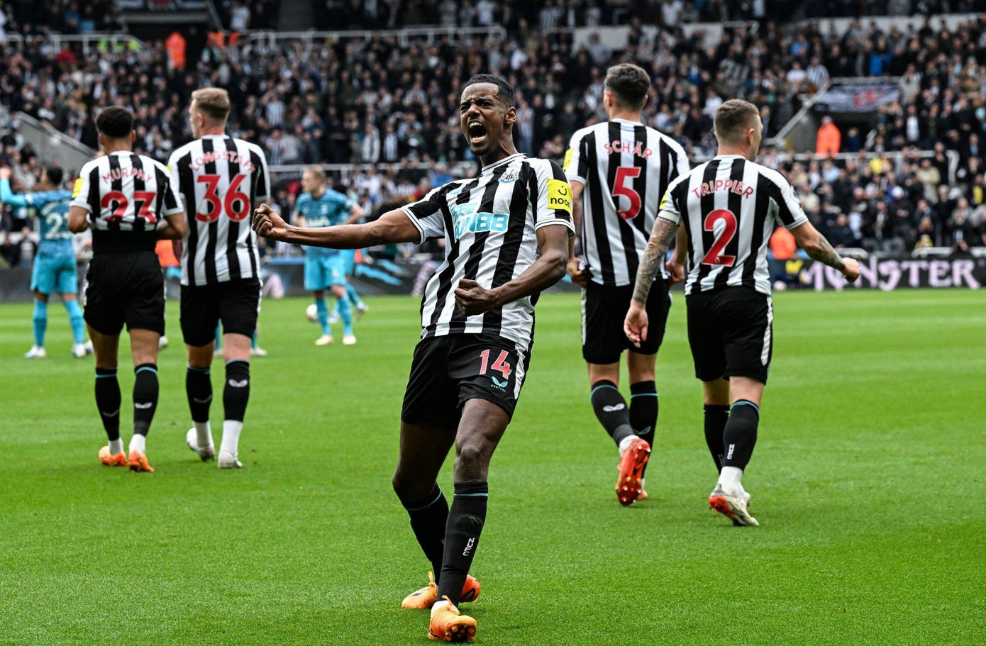 Isak với tình huống di chuyển thông minh và dứt điểm hiểm hóc để ghi bàn thắng thứ 5 cho Newcastle. Isak với tình huống di chuyển thông minh và dứt điểm hiểm hóc để ghi bàn thắng thứ 5 cho Newcastle.