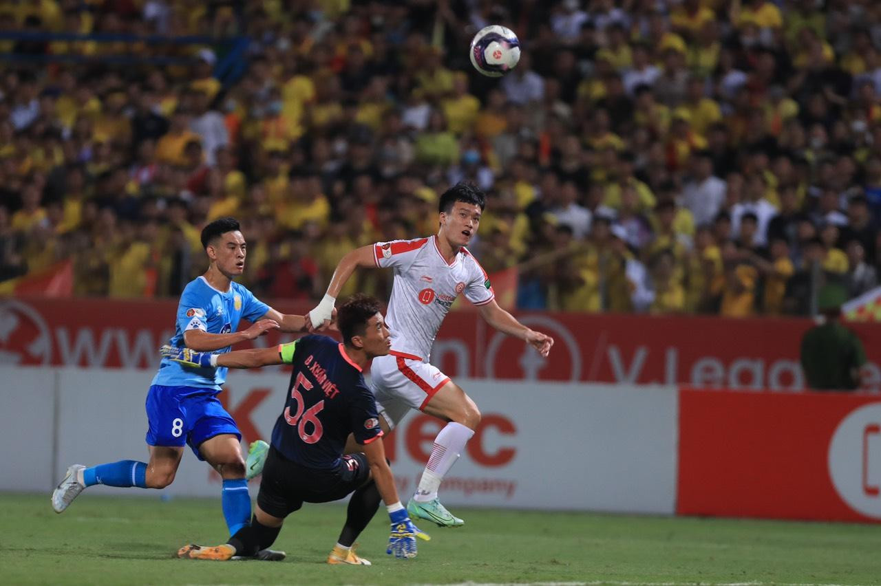 Hoàng Đức ghi bàn cực kỳ đẳng cấp. Ảnh: Văn Thỏa Hoàng Đức ghi bàn cực kỳ đẳng cấp. Ảnh: Văn Thỏa