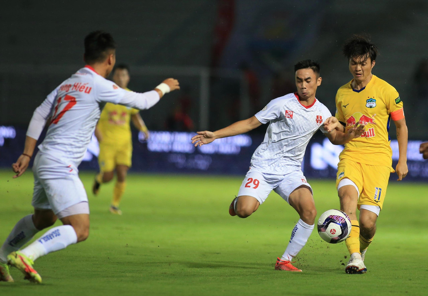 Hai đội thi đấu cống hiến. Ảnh: Văn Thỏa Hai đội thi đấu cống hiến. Ảnh: Văn Thỏa