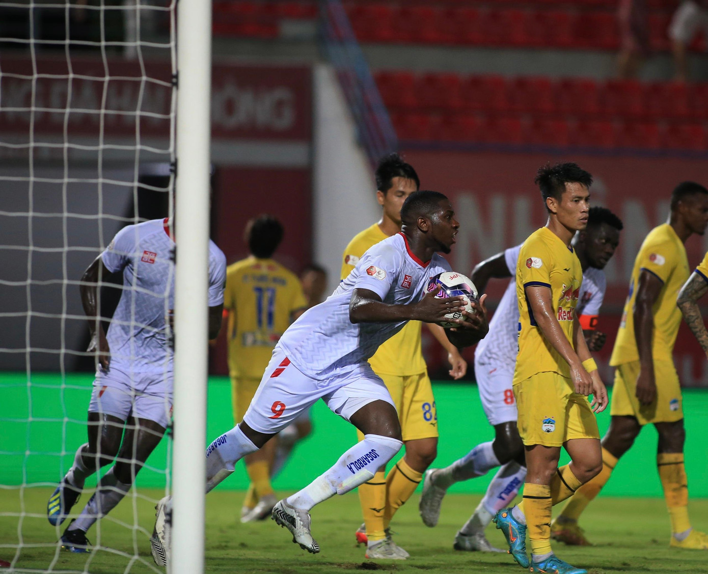 Rimario ghi bàn gỡ hòa cho Hải Phòng. Ảnh: Văn Thỏa Rimario ghi bàn gỡ hòa cho Hải Phòng. Ảnh: Văn Thỏa