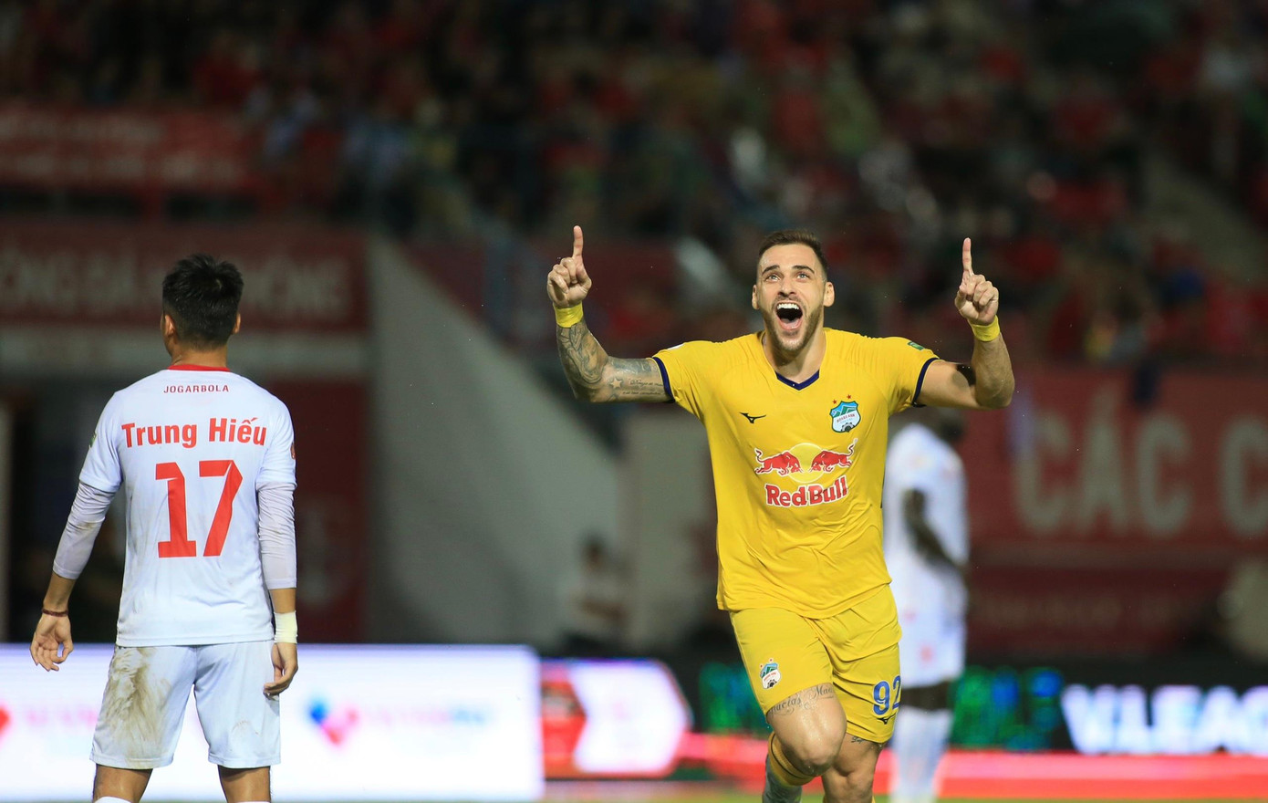 Bàn mở tỷ số may mắn của Bruno. Ảnh: Văn Thỏa Bàn mở tỷ số may mắn của Bruno. Ảnh: Văn Thỏa