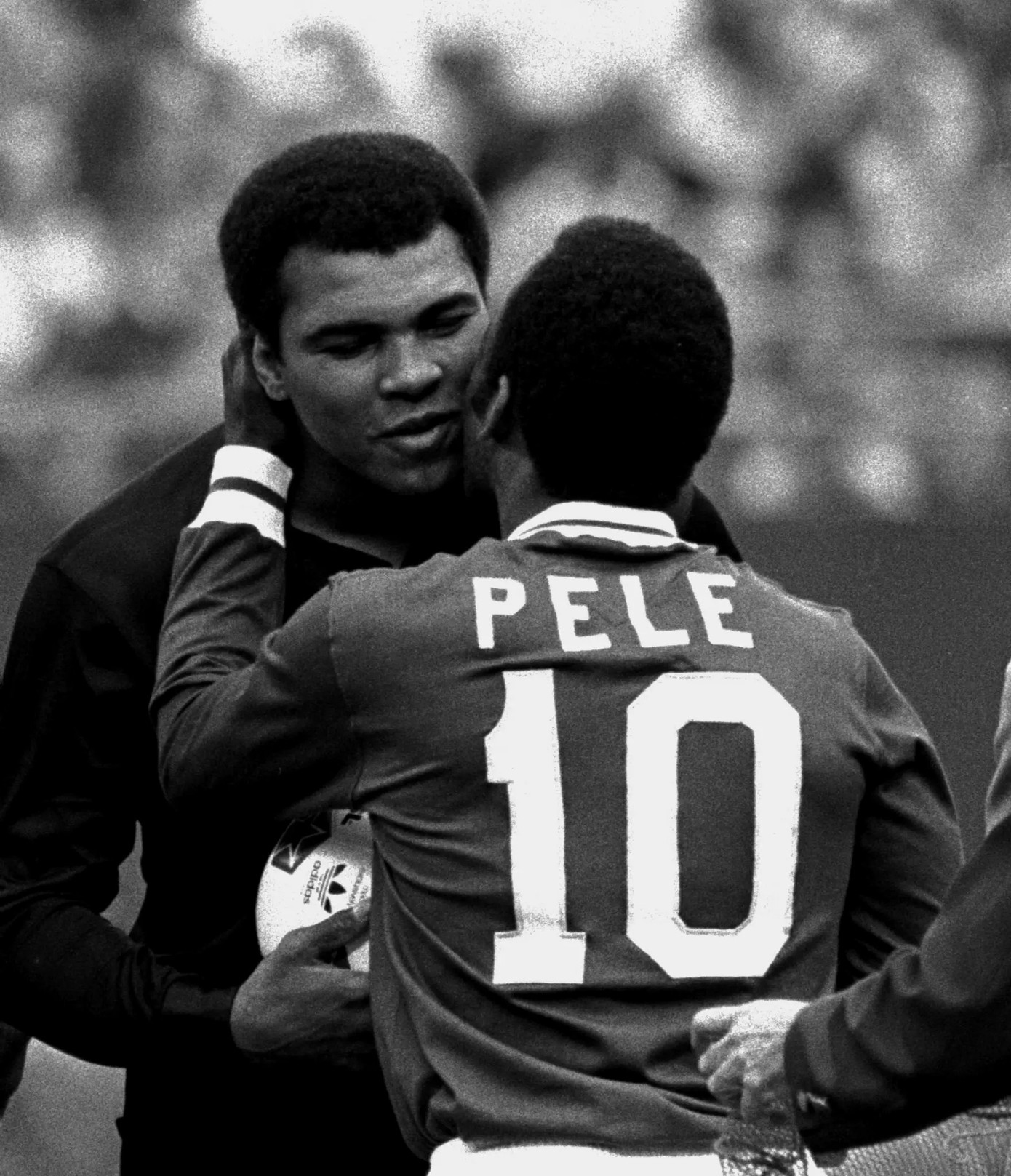 Pelé và Muhammad Ali, hai ngôi sao thể thao nổi tiếng nhất trong thời đại của họ, đã ôm nhau trong buổi lễ tôn vinh Pelé tại Sân vận động Giants.