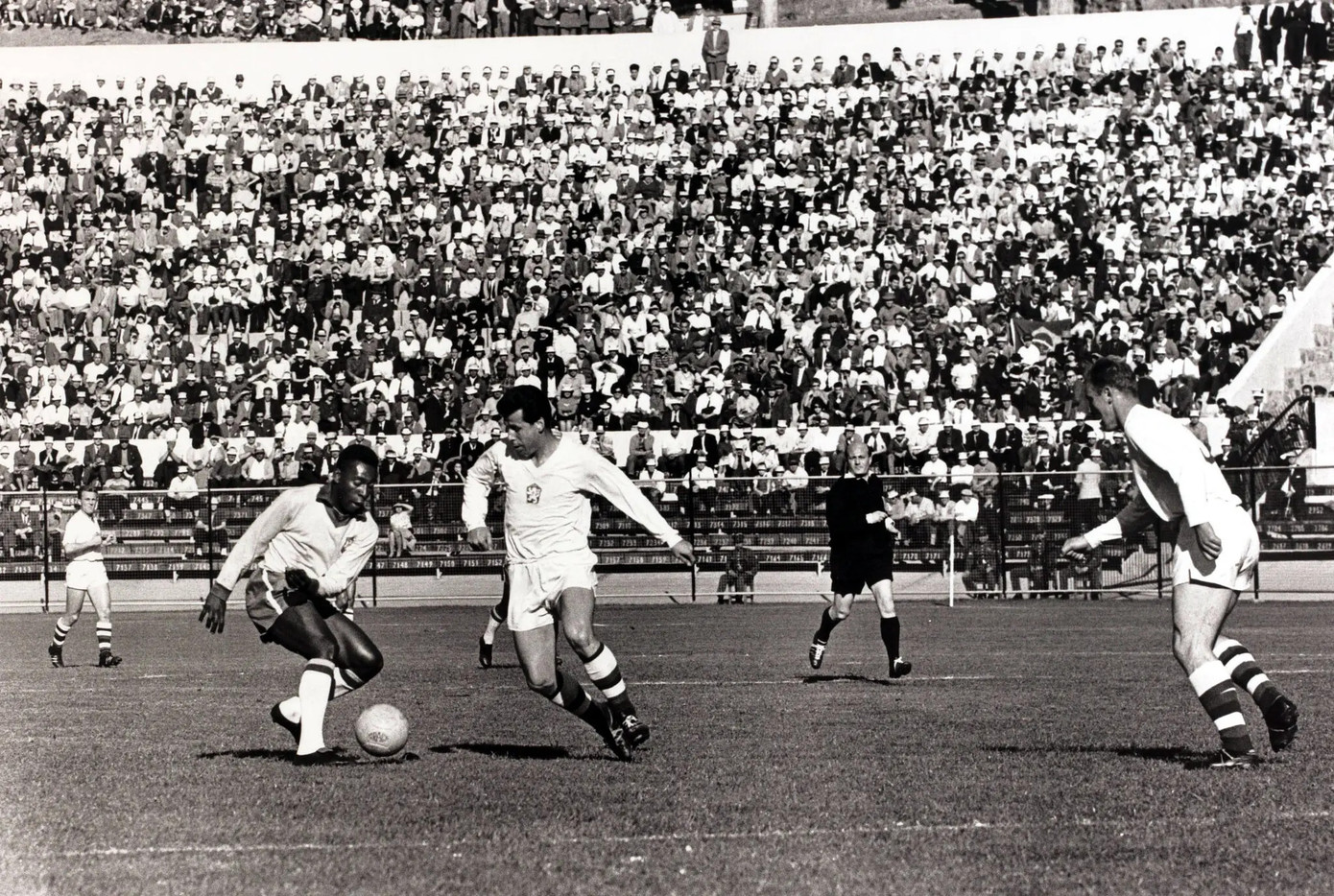 Pelé đi bóng trong trận gặp Tiệp Khắc tại World Cup 1962. Ông bị đau và không thể thi đấu trong trận chung kết.