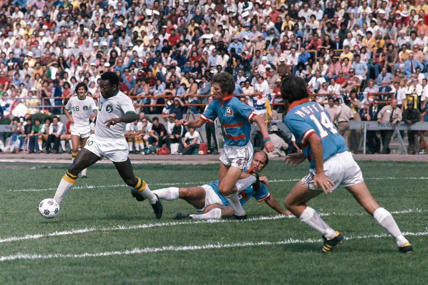 Pelé thi đấu cho New York Cosmos.