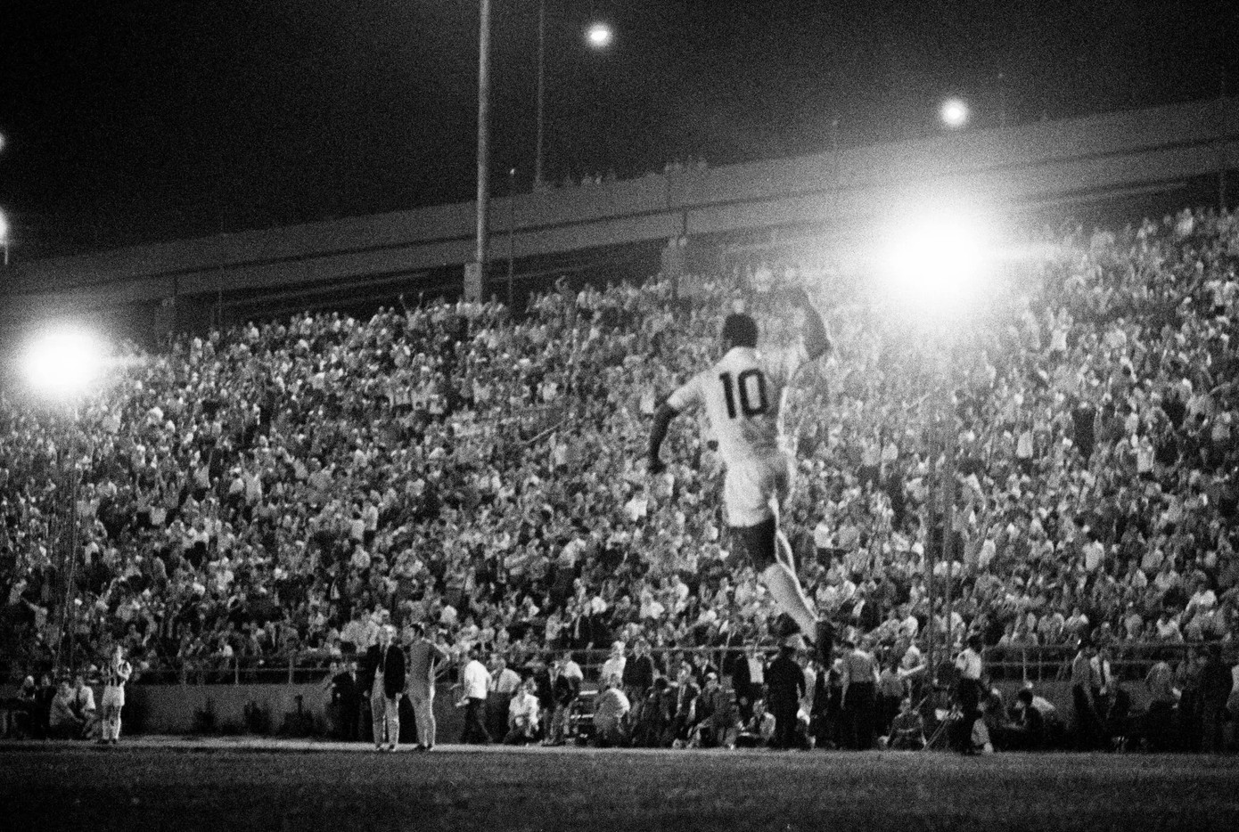 Pelé chơi tại Randalls Island ở New York trong trận giao hữu giữa Santos và West Ham vào tháng 9 năm 1970.