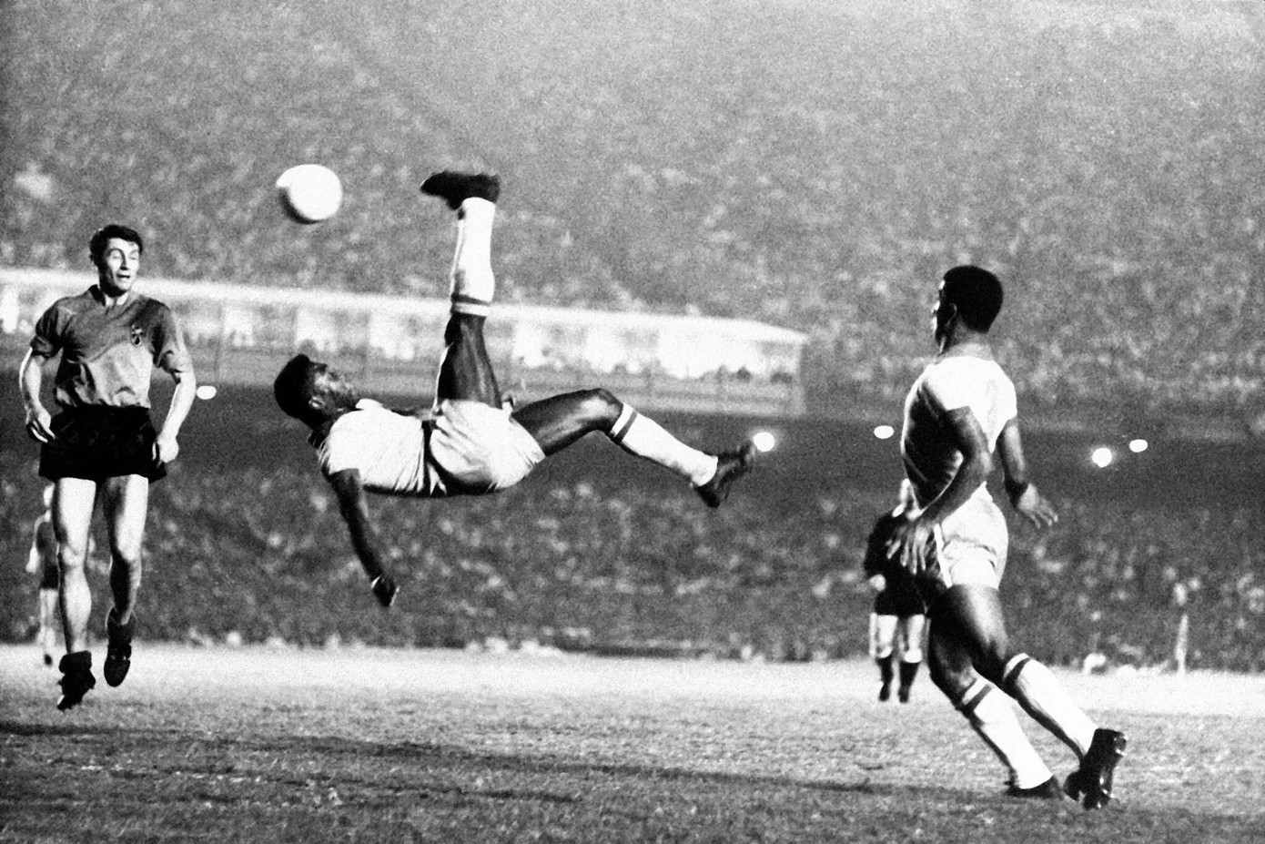 Cú đá xe đạp vào năm 1968 của Pelé.
