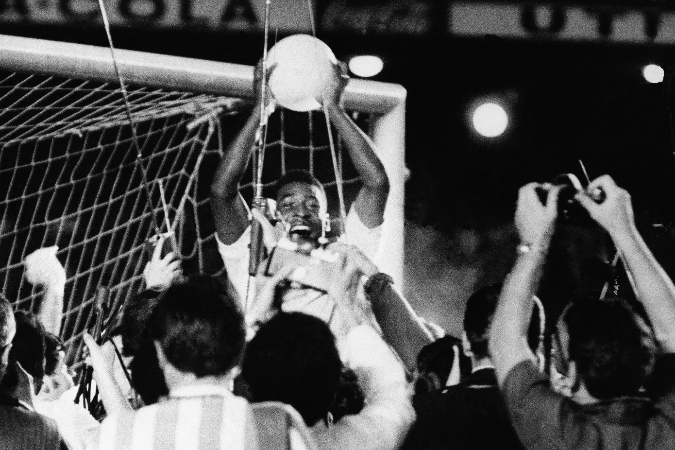 Pelé ăn mừng sau khi ghi bàn thắng thứ 1.000 vào năm 1969.