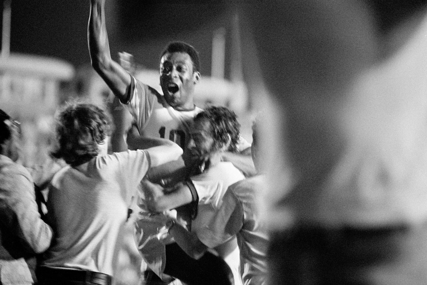 Pelé ăn mừng bàn thắng cho Cosmos năm 1975.