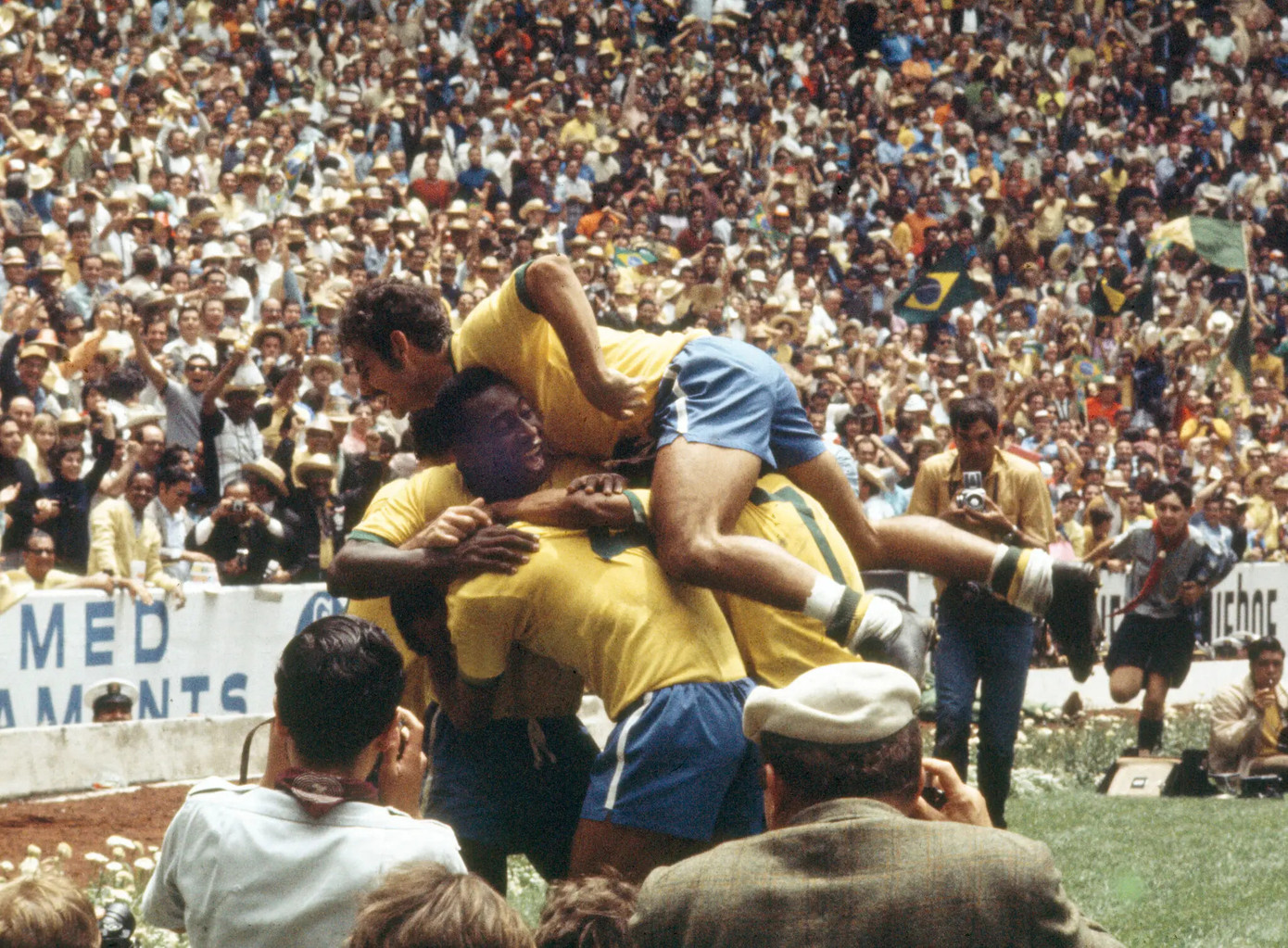 Pelé ghi bàn trong trận chung kết World Cup 1970 gặp Italia ở Mexico City.