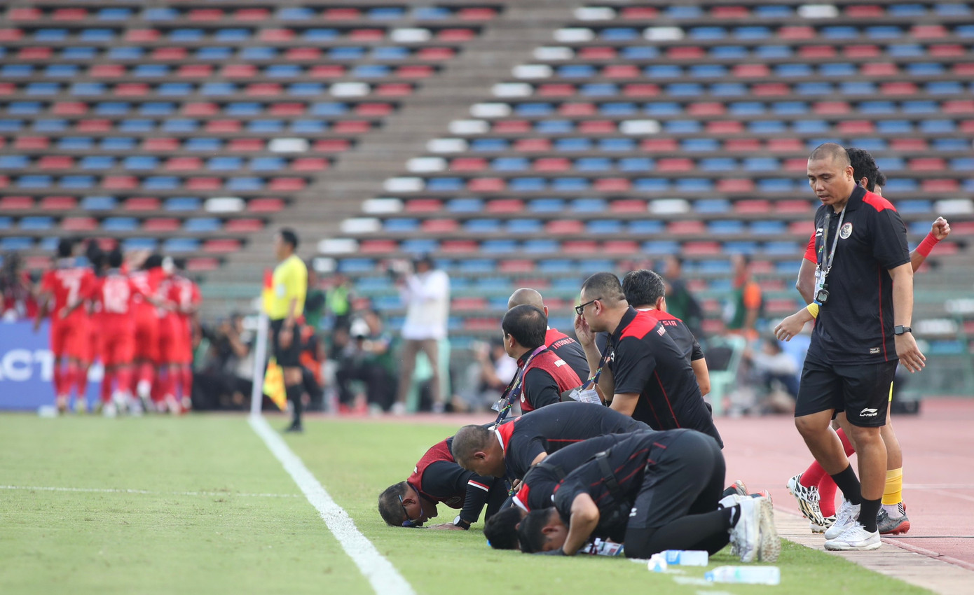 Thủng lưới phút bù giờ, U22 Việt Nam bại trận trước 10 cầu thủ U22 Indonesia ảnh 60