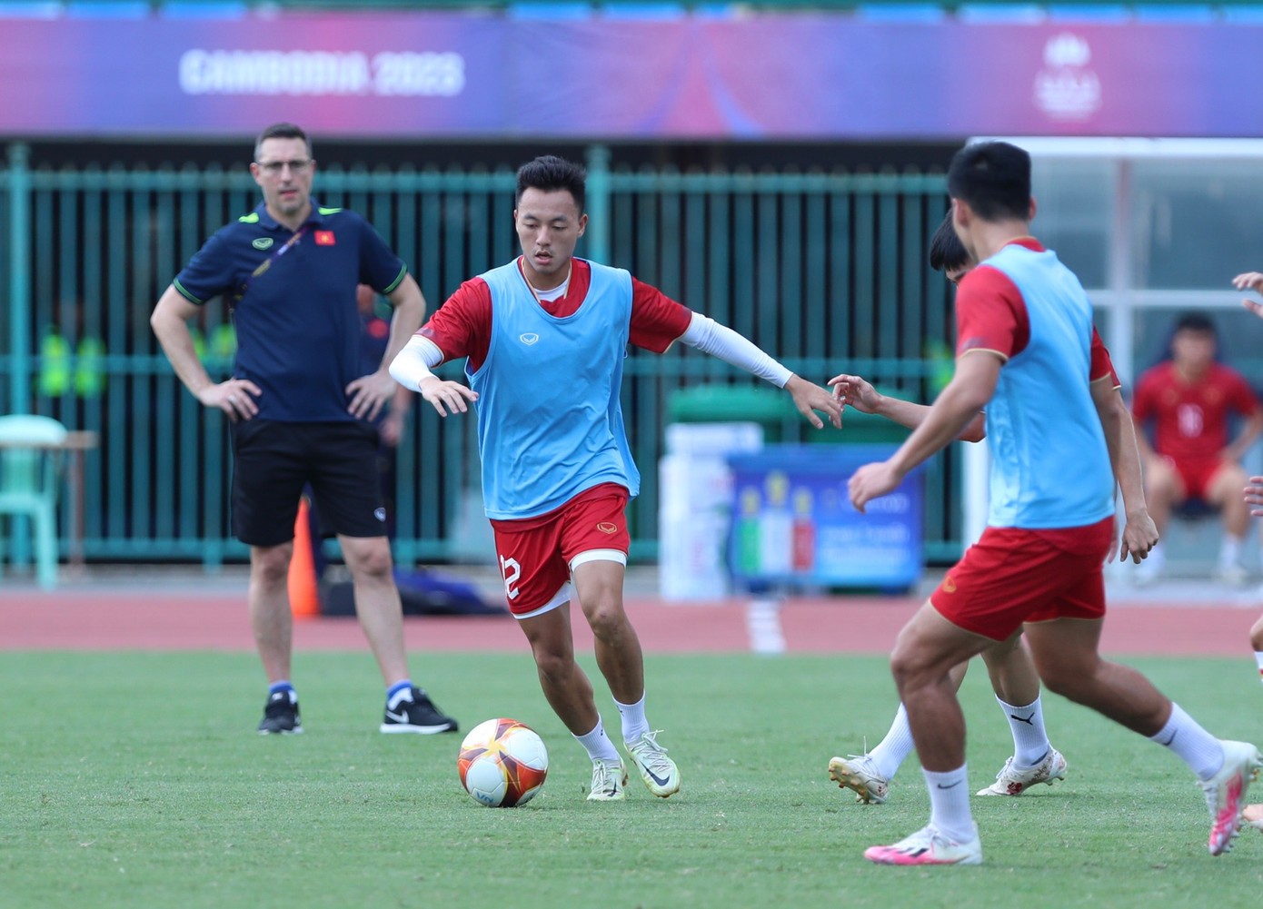 Thủng lưới phút bù giờ, U22 Việt Nam bại trận trước 10 cầu thủ U22 Indonesia ảnh 41