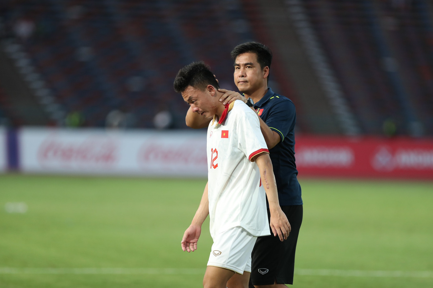 Đây thực sự là thất bại khó nuốt với Thái Sơn - tiền vệ thi đấu rất năng nổ. Đây thực sự là thất bại khó nuốt với Thái Sơn - tiền vệ thi đấu rất năng nổ.