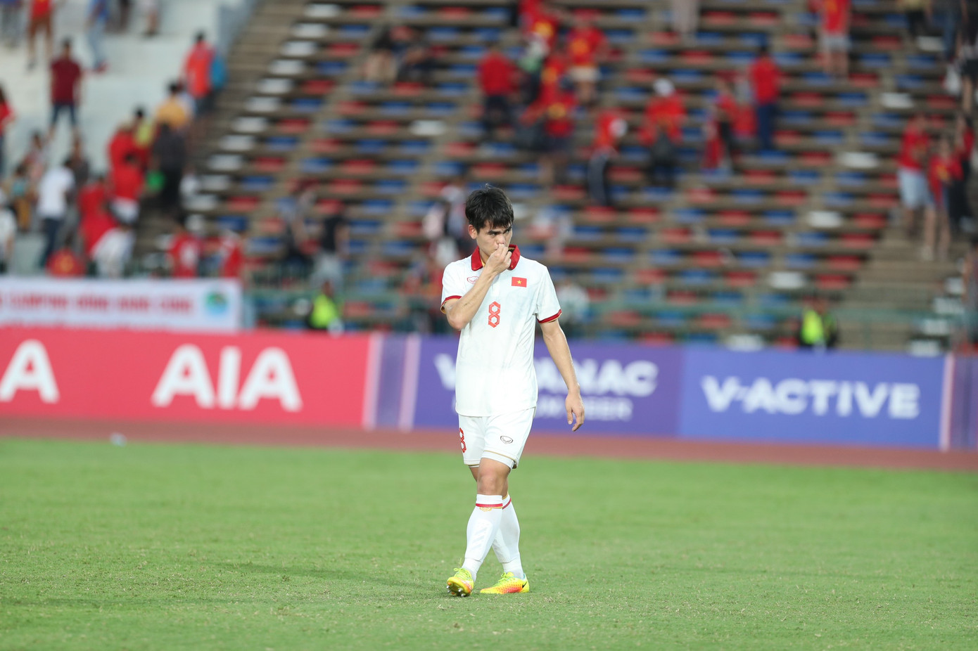 và Văn Khang, người cũng có cơ hội ghi bàn. và Văn Khang, người cũng có cơ hội ghi bàn.