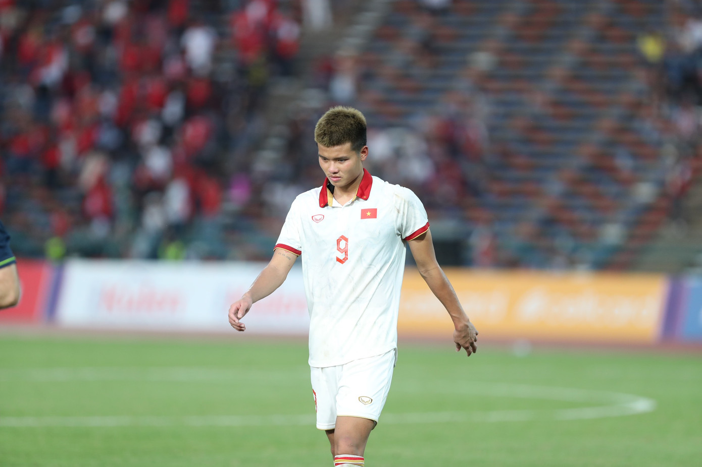 Nỗi buồn của Văn Tùng - tiền đạo ghi đến 5 bàn thắng tại SEA Games 32. Nỗi buồn của Văn Tùng - tiền đạo ghi đến 5 bàn thắng tại SEA Games 32.